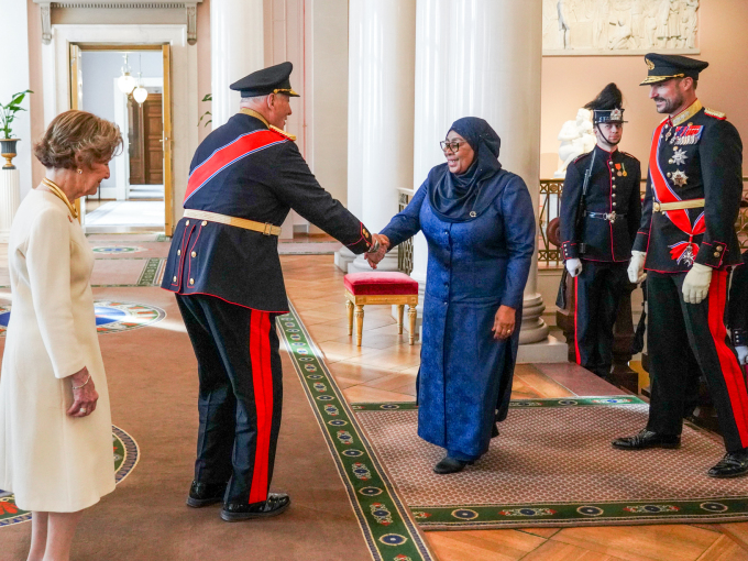 King Harald greets President Samia Suluhu Hassan in the Upper Vestibule at the Royal Palace. Crown Prince Haakon accompanied the President. Photo: Ole Berg-Rusten / NTB
